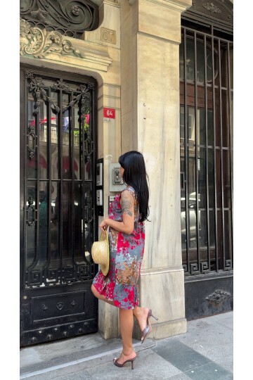 Desenli V Yaka Eteği Fırfırlı Viskon Elbise