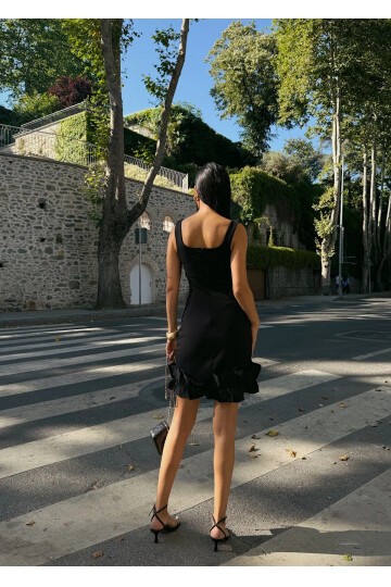 Kare Yaka Etek Ucu Detaylı Elbise