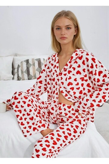 Beyaz Üzeri Kırmızı Kalp Desenli Kısa Kol Düğmeli Pijama Takımı