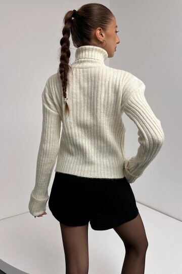 Şerit Desenli Dokulu Boğazlı Triko Kazak