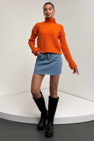 Şerit Desenli Dokulu Boğazlı Triko Kazak