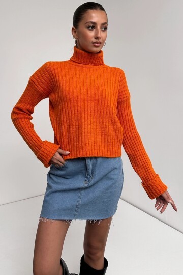 Şerit Desenli Dokulu Boğazlı Triko Kazak