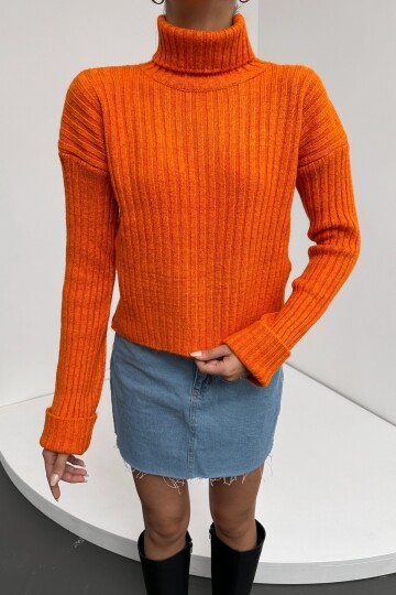 Şerit Desenli Dokulu Boğazlı Triko Kazak