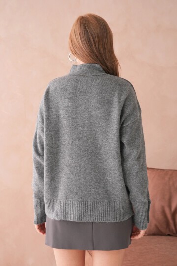 Kadın Dik Yaka Kolları Düğme Detaylı Yumuşak Dokulu Şardonlu Triko Kazak