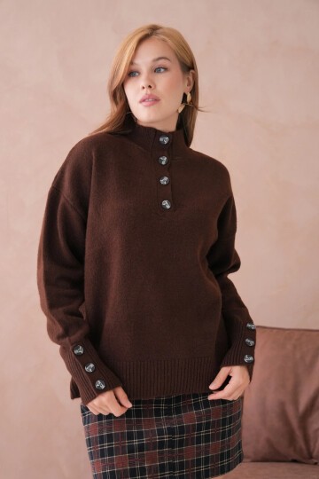 Kadın Dik Yaka Kolları Düğme Detaylı Yumuşak Dokulu Şardonlu Triko Kazak