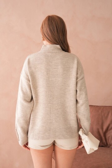 Kadın Dik Yaka Kolları Düğme Detaylı Yumuşak Dokulu Şardonlu Triko Kazak