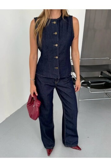 Kadın Jean Pantolon ve Kolsuz Gömlek Alt Üst Takım