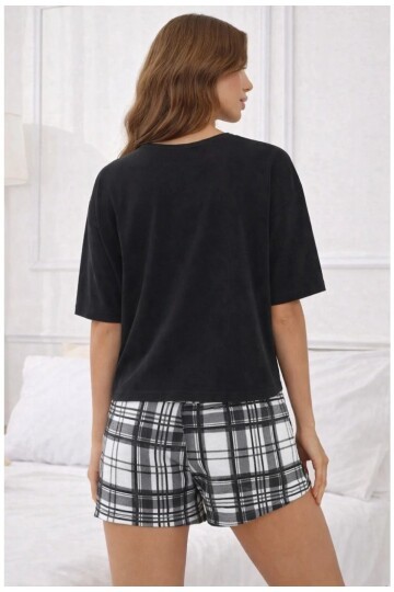 Kalp Baskılı Siyah Tişörtlü Ekose Şortlu Kadın Pijama Takımı