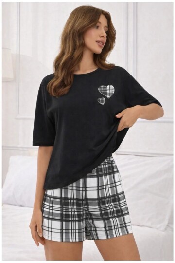 Kalp Baskılı Siyah Tişörtlü Ekose Şortlu Kadın Pijama Takımı