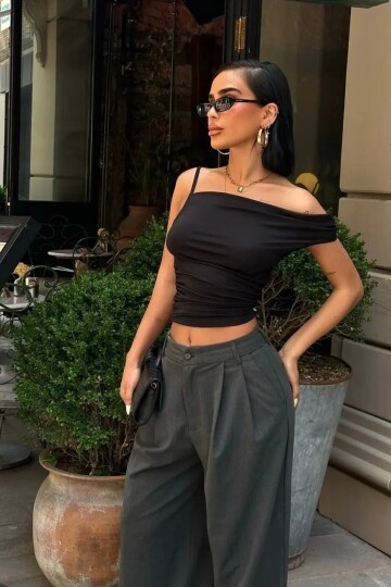 Asimetrik Kesim Siyah Esnek Crop Bluz