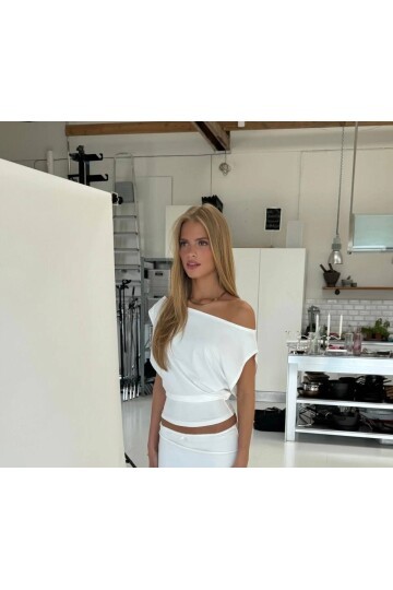 Beyaz Asimetrik Yaka Drapeli Crop Bluz