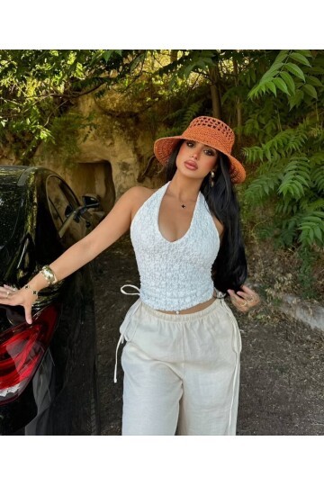Beyaz Dantel Halter Yaka Dekolteli Kadın Bluz – Şık ve Feminen Yazlık Üst