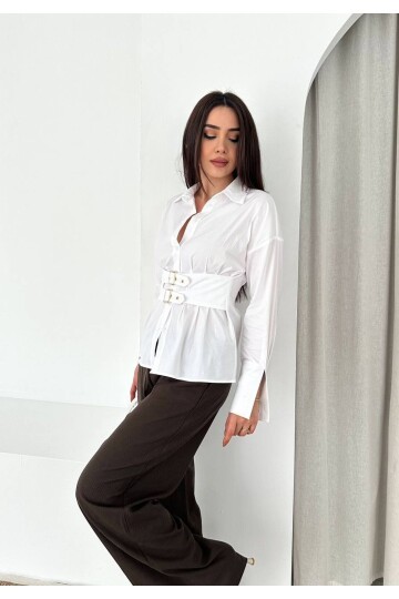 Beyaz Korseli Detaylı Şık Gömlek – Bel Vurgulu Modern Kesim