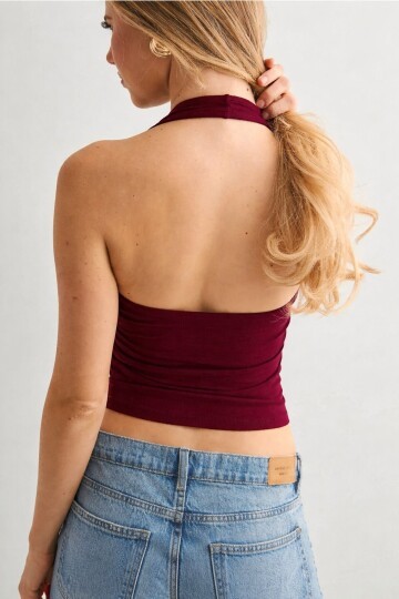 Bordo Halter Yaka Crop Bluz – Esnek Fit, Sırt Dekolteli Şık Tasarım