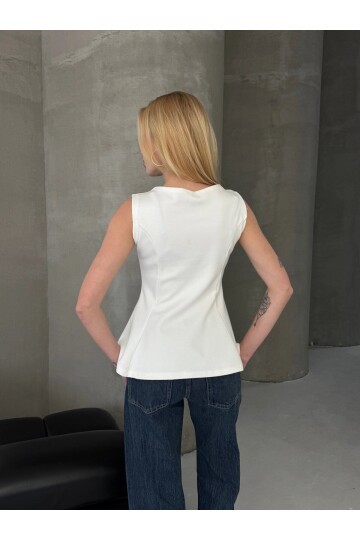 Kadın Volanlı Vücüda Oturan Sıfır Kol Bluz Beyaz