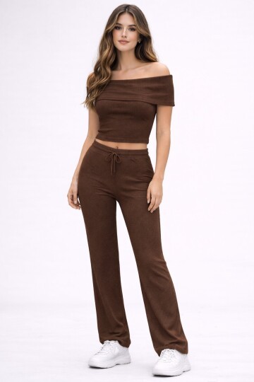 Kahverengi Madonna Yaka Kaşkorse Takım – Şık ve Rahat İkili Set