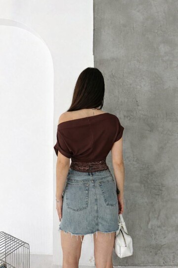 Kahverengi Tek Omuz Drapeli Dantel Detaylı Kadın Bluz