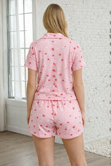 Kalp Desenli Düğmeli Şortlu Kadın Pijama Takımı – Pembe Yaka Detaylı