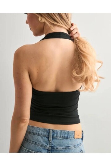 Siyah Halter Yaka Crop Bluz – Esnek Fit, Sırt Dekolteli Şık Tasarım