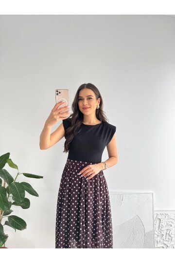 Vatkalı Omuz Detaylı Siyah Üst Puantiyeli Midi Elbise